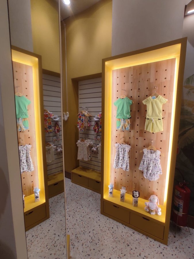 Vitrine planejada para loja infantil, projeto MR Móveis Planejados