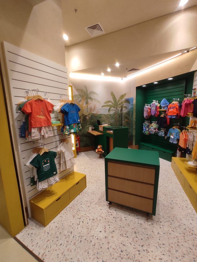 Loja infantil com araras e nichos planejados, projeto MR Móveis Planejados