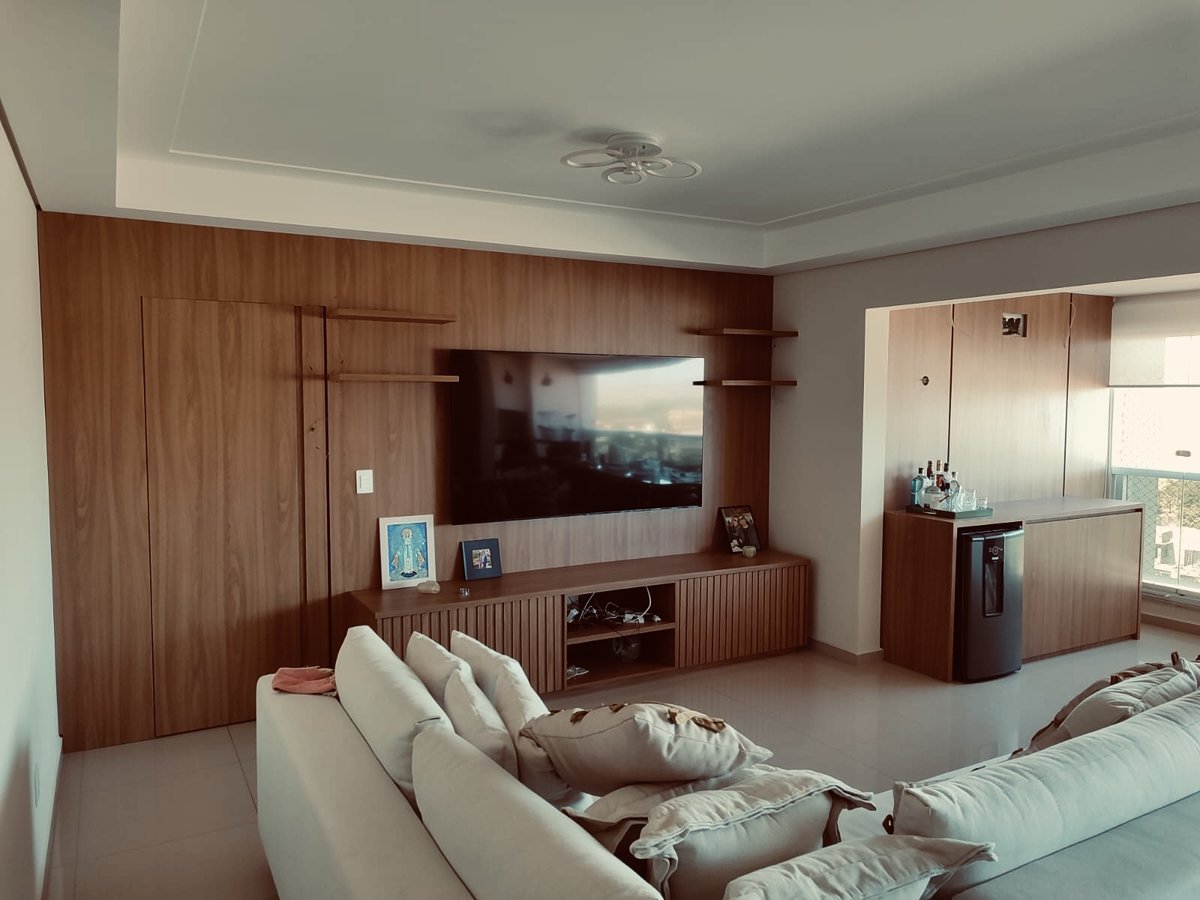 Painel de TV e sala planejada em madeira, projeto real MR Móveis Planejados